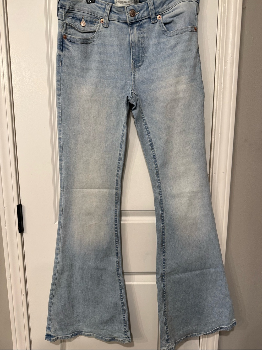 D04 LOW RISE FLARED JEANS
